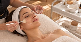 Application d'un peeling cosmétique pour améliorer la texture et l'éclat de la peau.