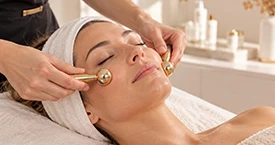 Soin du visage personnalisé avec massage relaxant dans l'institut de beauté Avogadro à Lausanne.